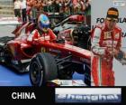 Fernando Alonso 2013 Çin Grand Prix yaptığı zafer kutluyor
